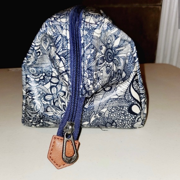 Bundle of 2sacroots bags: makeup bag and crossbody in excellent used condition - Picture 4 of 15